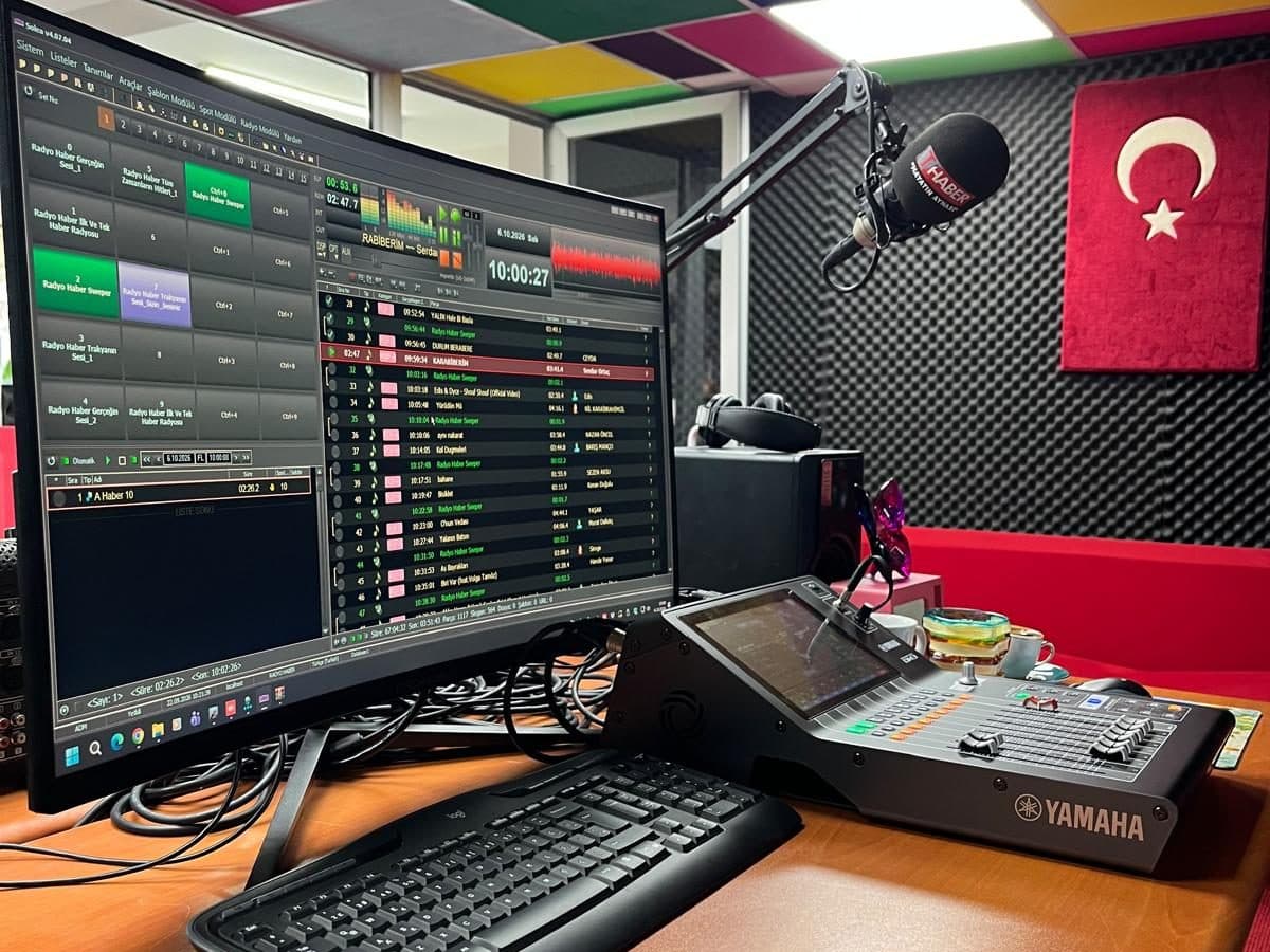Radyo Haber yayın stüdyosu: yayın bilgisayarı, mikrofon ve Yamaha mikser